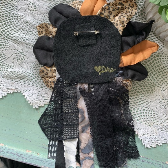 •|🖤Dre|• Handmade Flower Pin - Picture 4 of 4